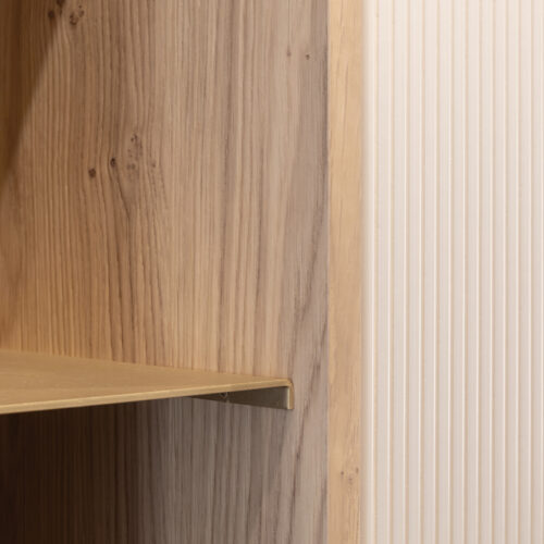 Dettaglio di fresature su mobili in legno progettati su misura per appartamento a Rimini.